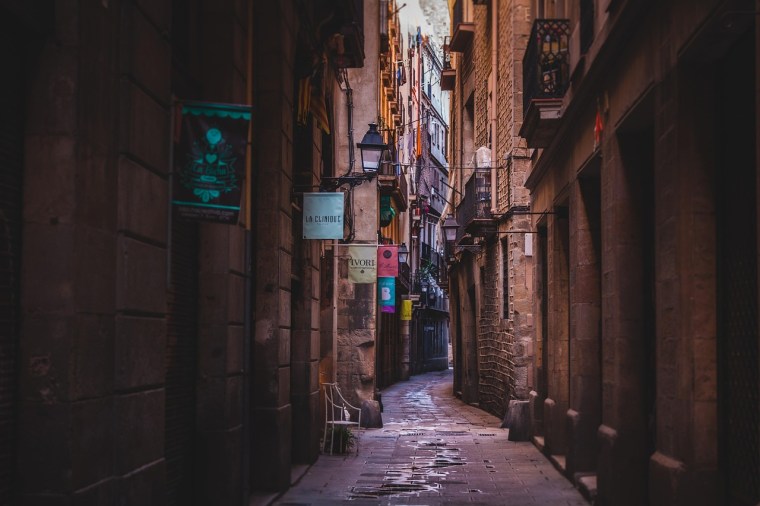 Légende de l'École de Sorcellerie de Barcelone : mystères et persécutions à Carrer de la Neu de Sant Cugat